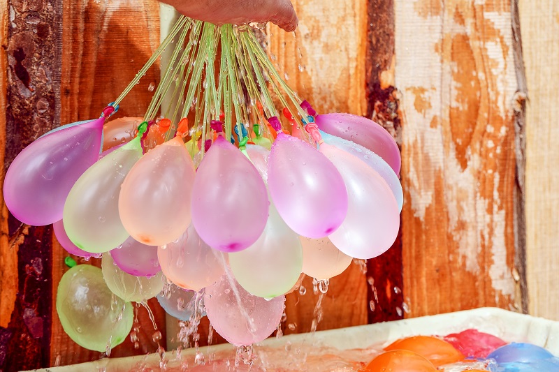 A picture of multiple water balloons.