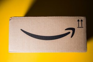 Ein Amazon-Paket, ein Beispiel für Marken-Assets.