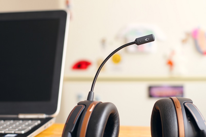 An empty headset on a computer desk.