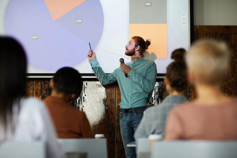 A man gives a presentation in a classroom.